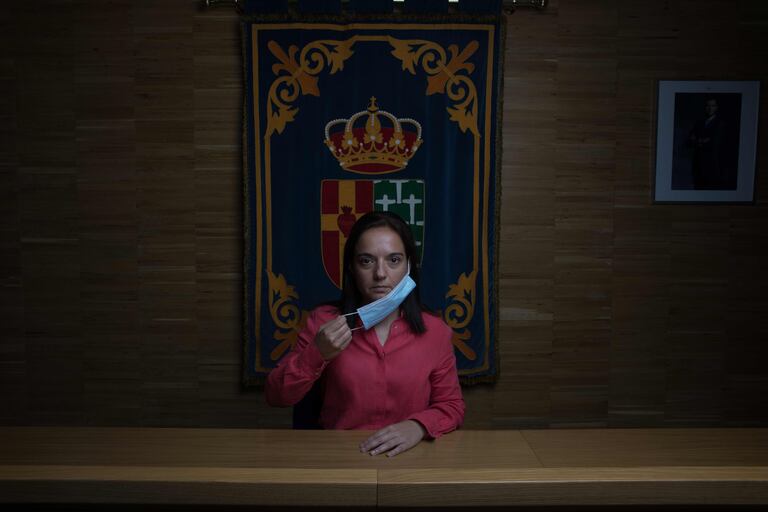 La socialista Sara Hernández alcaldesa de Getafe posa en el salón de plenos del Ayuntamiento de Getafe, el pasado 19 de julio.