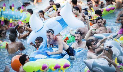 Fiesta gay en el parque Isla Fantas&iacute;a en Vilassar de Dalt (Barcelona) en 2014.