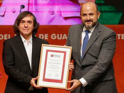 El poeta rumano Mircea Cartarescu (izquierda) recibe el pasado 26 de noviembre el premio FIL en Lenguas Romances por el rector de la Universidad de Guadalajara, Ricardo Villanueva.