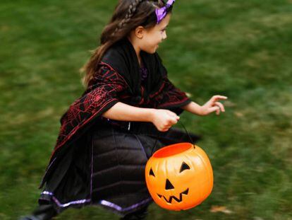 Niña con traje de Halloween casero.