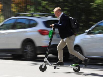 Usuario de patinetes de la firma Lime.