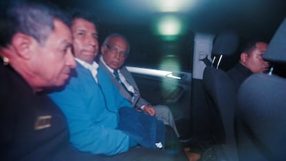 Horas depois de tentar dissolver o Congresso, o presidente deposto deixou o Palácio do Governo e foi buscar garantias na sede da prefeitura de Lima, instituição encarregada de manter a ordem pública.  Na imagem, Pedro Castillo (ao centro) após ser preso ao dar entrada na Sétima Região Policial.  de Lima.