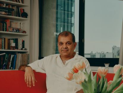 Suketu Mehta, fotografiado en el apartamento de Manhattan en el que vive.