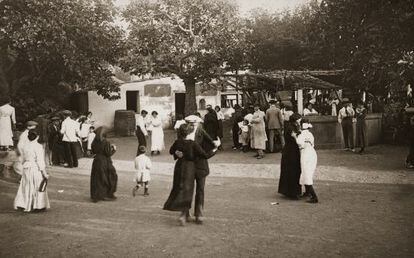 Baile en la Font dels Tres Pins, en Montjuïc, en una imagen de Pau Febrés Yll de 1935.