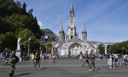 Soldados franceses patrullan en el santuario de Lourdes.