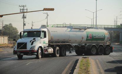 Un camión de PEMEX transportando gasolina en enero de 2019.