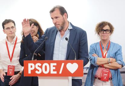 El alcalde de Valladolid, Óscar Puente, comparece ante los medios tras perder la alcaldía este domingo.