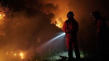 Trabajos nocturnos de los militares de la UME desplegados en la zona del incendio de Las Hurdes.