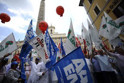 Manifestación de profesionales sanitarios en Roma contra los ajustes en la sanidad pública implantados por Berlusconi.