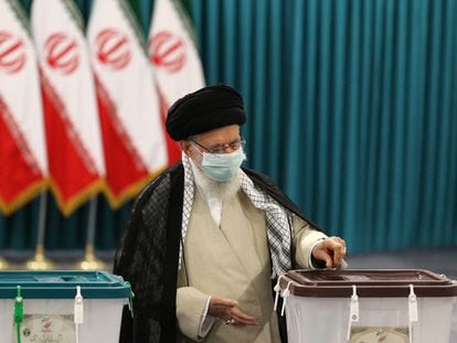 El ayatolá Ali Jameneí vota este viernes.