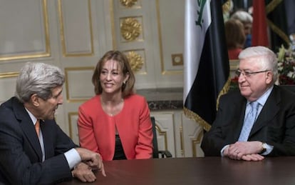 El secretario de Estado John Kerry y el presidente de Irak Faud Masum en París