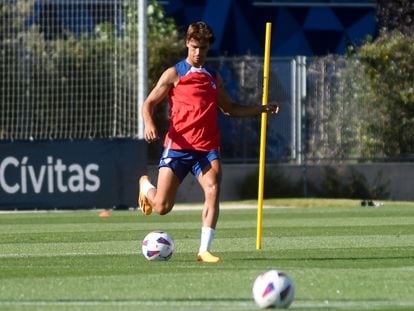 João Félix, este lunes, golpea el balón durante su primer entrenamiento en los Ángeles de San Rafael (Segovia).