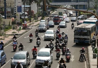 Motocicletas, coches y autobuses en una de las avendias de Bandung, Indonesia. 