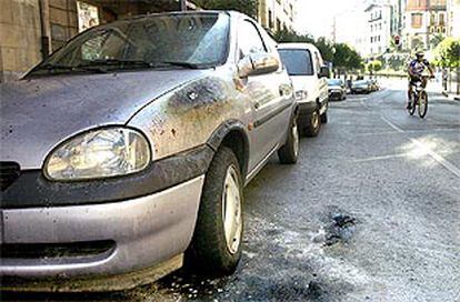 Estado en el que ha quedado un coche que estaba estacionado en el lugar del ataque.