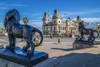 Los leones a los pies del monumento a Colón, en Barcelona.