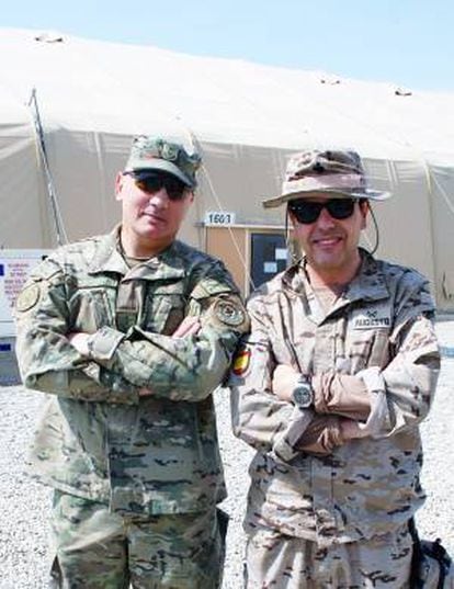 Fotografía facilitada por Augusto Ferrer-Dalmau (dcha.) de él con el jefe del Estado Mayor de la Defensa de Georgia, general Vakhtang Kapanadze.