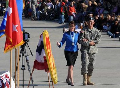 La candidata republicana a la vicepresidencia, Sarah Palin, durante un momento de la ceremonia militar en Fort Wainwright.