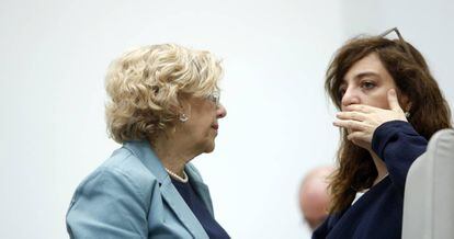 La alcaldesa, Manuela Carmena, y Celia Mayer.