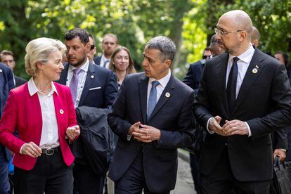 El presidente suizo, Ignazio Cassis, junto con el primer ministro ucranio, Denys Shmyhal, y la presidenta de la Comisión Europea, Ursula von der Leyen, este lunes en la conferencia internacional sobre la reconstrucción de Ucrania, en Lugano.