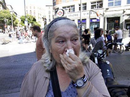 Candela Logros&aacute;n, llorosa, en la manifestaci&oacute;n celebrada el mi&eacute;rcoles en la plaza de Lavapi&eacute;s para protestar por su inminente desahucio. 