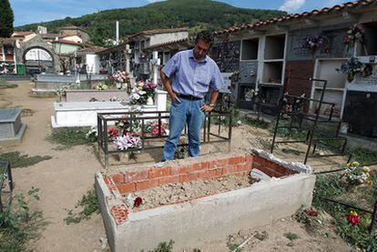 Yash Paul Gosain, bisnieto de Virtudes de la Puente, junto a la tumba donde estaban enterrados los 10 asesinados antes de ser exhumados por el alcalde.