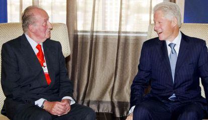 Don Juan Carlos conversa, ayer, en Nueva York, con el expresidente de Estados Unidos Bill Clinton.