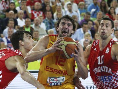 Sergio Llull trata de anotar ante Saric y Ukic.