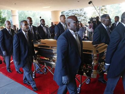 El féretro de Aretha Franklin en la entrada de la iglesia / En vídeo, un funeral cargado de emoción para despedir a Aretha Franklin (ATLAS)