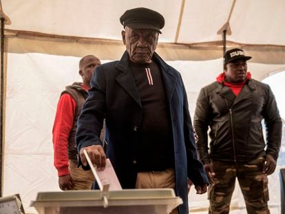 El primer ministro de Lesoto, Thomas Thabane, introduce su voto en una urna durante las elecciones de junio de 2017 en Maseru.