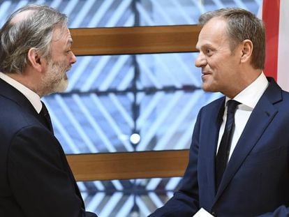 El representante permanente ante la UE británico, Tim Barrow (izquierda), entrega la carta que activaba el artículo 50 del Tratado de Lisboa ('brexit') al presidente de Consejo Europeo, Donald Tusk.