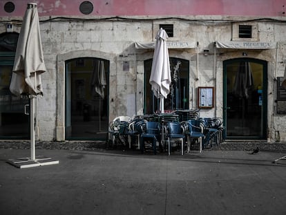 Terrazas cerradas en el centro de Lisboa.