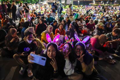 Una multitud celebra la llegada del Año Nuevo en la ciudad  de Jakarta (Indonesia), 