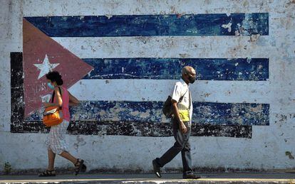 La gente camina cerca de un mural con una bandera cubana en La Habana, el 16 de abril de 2021.
