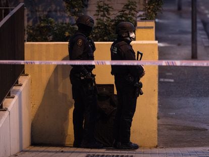 Agentes de los Mossos d'Esquadra en la zona del tiroteo, el sábado en Barcelona