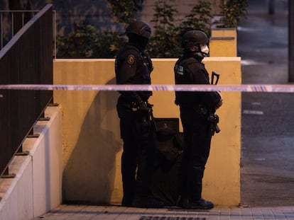 En la imagen, agentes de los Mossos d'Esquadra en la rambla de Prim en una operación especial donde participaron los GEI.