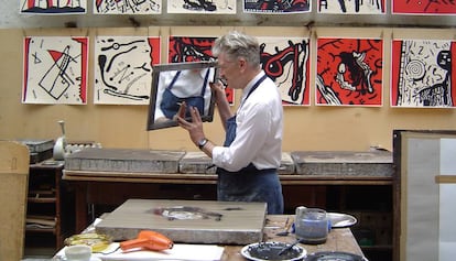 David Lynch, trabajando con sus litografías sobre Fellini.