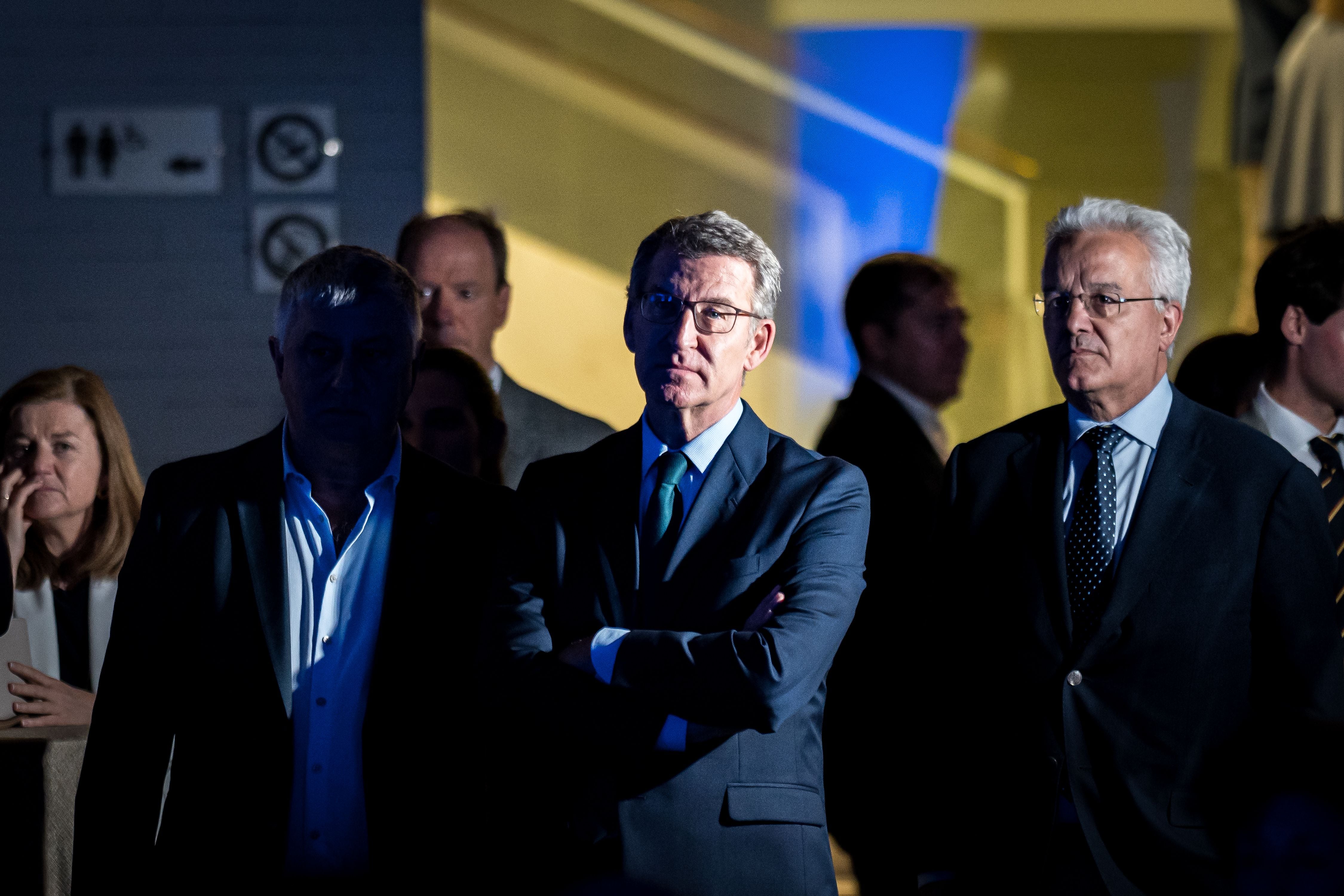 El presidente del PP, Alberto Núñez Feijóo (c), durante la 17 edición del Foro Atlántico de Madrid, en la Casa de América, a 26 de junio de 2024, en Madrid (España). El foro está organizado por la Fundación Internacional para la Libertad (FIL) y en él se dan cita expresidentes, exministros, alcaldes, diputados, economistas o reputados escritores y filósofos que abordan los desafíos actuales a ambos lados del océano Atlántico.
26 JUNIO 2024;ECONOMÍA;POLITICA;FORO;
Diego Radamés / Europa Press
26/06/2024