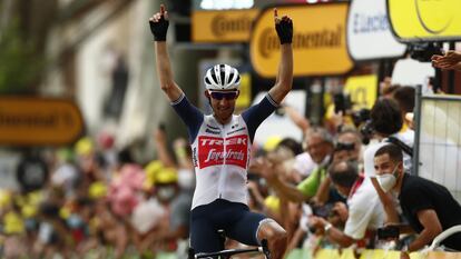 Bauke Mollema cruza la meta el primero en la 14ª etapa del Tour de Francia.