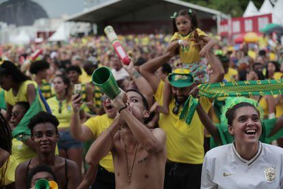 Aficionados brasileños animaban el lunes a su selección en Río de Janeiro durante el partido contra Corea del Sur.