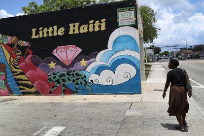 Una vecina camina por la Pequeña Haití, Miami.
