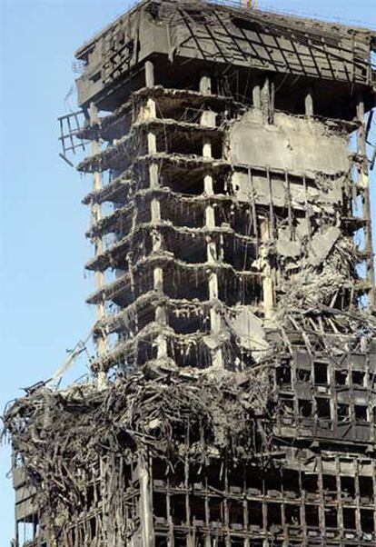 Estado catastrófico en que quedó la torre Windsor tras el incendio que la consumió durante 20 horas.