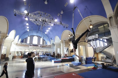 Una iglesia de Quebec es hoy un espacio para el arte circense. Las colchonetas, aros, cuerdas, camas elásticas y trapecios de la Quebec Circus School se despliegan en una antigua iglesia del este de la ciudad canadiense. En 2002 se llevó a cabo la remodelación de la Saint-Spirit Church, construida en 1930, para crear un nuevo templo dedicado a la enseñanza, el entrenamiento y la producción de espectáculos de circo. Desde 2003, en la nave central se ensayan los números de altura, mientras que algunas de las salas más pequeñas están adaptadas como gimnasio.