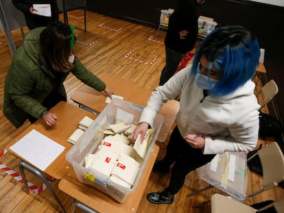 Autoridades electorales cuentan las papeletas tras el cierre de las urnas en las elecciones constituyentes del 15 y 16 de mayo pasado, en Valparaíso, Chile.