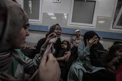 Varias mujeres se lamentan en el hospital Al-Shifa, tras ser trasladadas desde el centro sanitario atacado. 