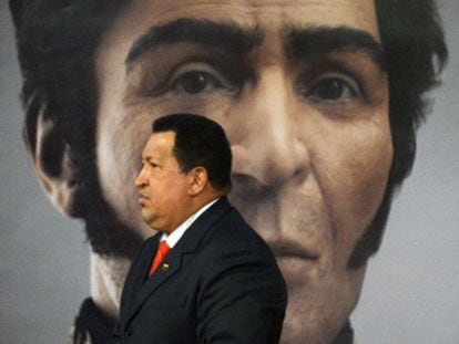 Hugo Chávez, en frente del retrato de Simon Bolivar. / JUAN BARRETO (AFP)