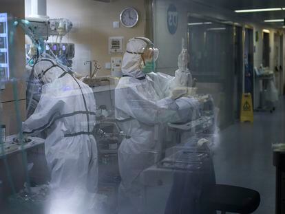 Personal sanitario atiende a los pacientes con coronavirus en la UCI  del hospital Vall d’Hebron de Barcelona, el 7 de abril de 2020.