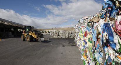Pilas de envases almacenadas en el Parque Tecnológico de Valdemíngomez.