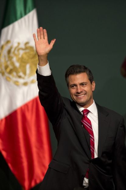 El presidente electo mexicano, Enrique Peña Nieto, saluda a sus seguidores el pasado domingo.
