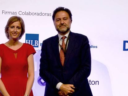 La presidenta del ICAC, Ana María Martínez-Pina, con el presidente del ICJCE, Mario Alonso.