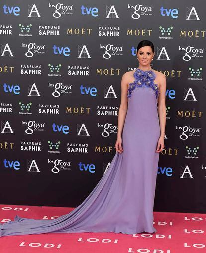 Dafne Fernández de violeta con un elegante vestido con cola que firma The 2nd Skin Co.